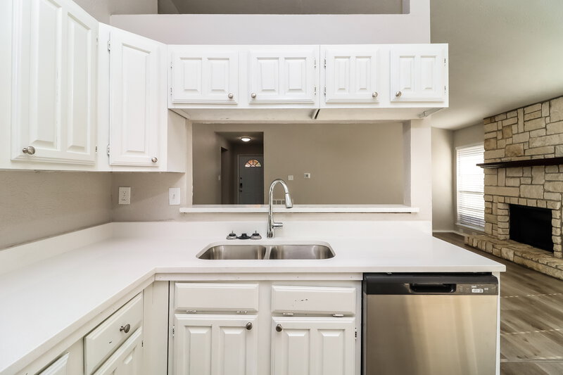 2,195/Mo, 2414 Busch Dr Arlington, TX 76014 Kitchen View 3