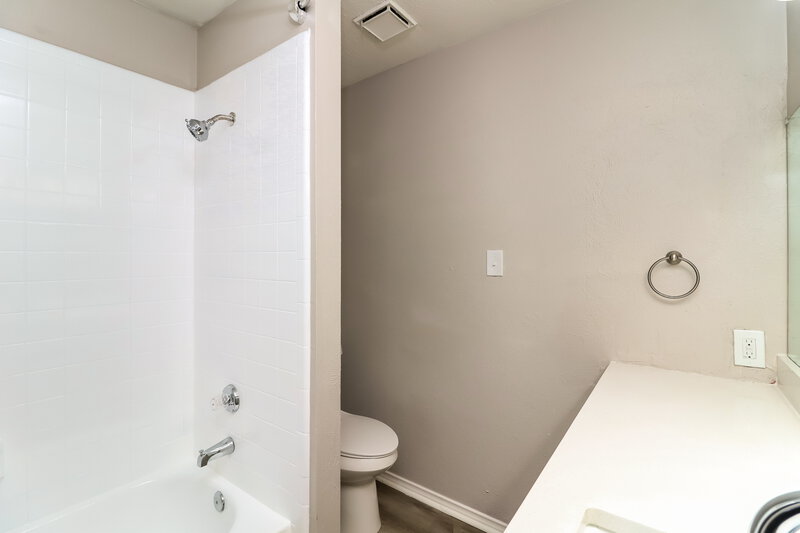 2,195/Mo, 2414 Busch Dr Arlington, TX 76014 Main Bathroom View