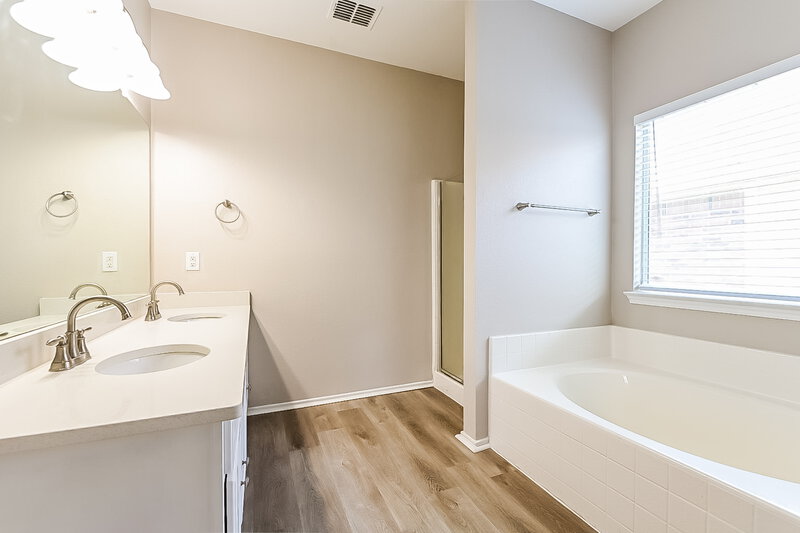 2,370/Mo, 109 Clark Dr Ferris, TX 75125 Main Bathroom View