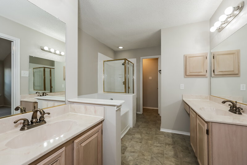 2,400/Mo, 2908 Forest Creek Dr Fort Worth, TX 76123 Main Bathroom View