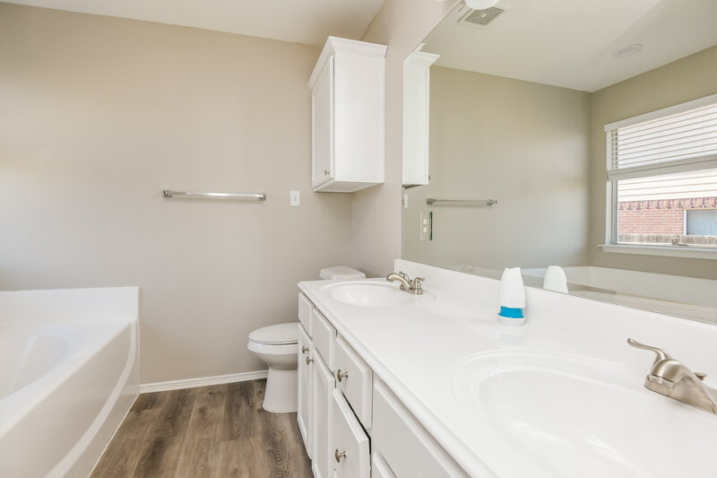 2,100/Mo, 413 Heritage Dr Crowley, TX 76036 Main Bathroom View