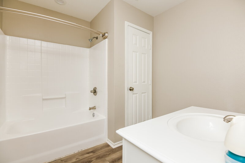 2,100/Mo, 413 Heritage Dr Crowley, TX 76036 Bathroom View