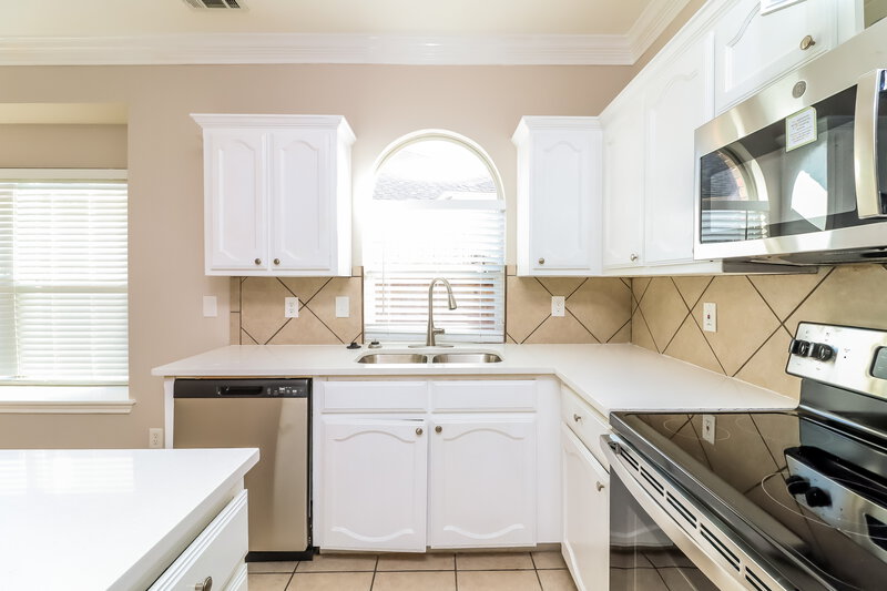 2,235/Mo, 10501 Big Oak Dr Fort Worth, TX 76131 Kitchen View 2