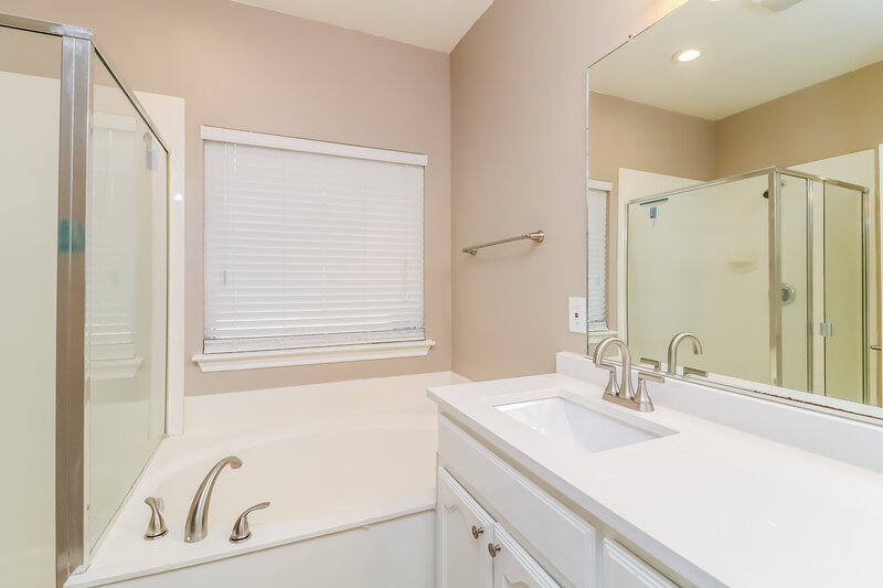 2,235/Mo, 10501 Big Oak Dr Fort Worth, TX 76131 Main Bathroom View