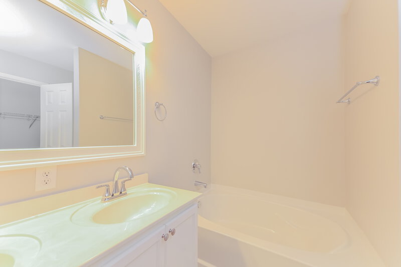 2,120/Mo, 1305 Evergreen St Royse City, TX 75189 Main Bathroom View