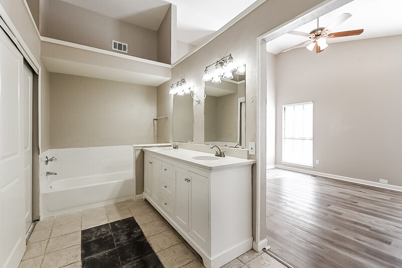 2,440/Mo, 465 Kenya St Cedar Hill, TX 75104 Main Bathroom View