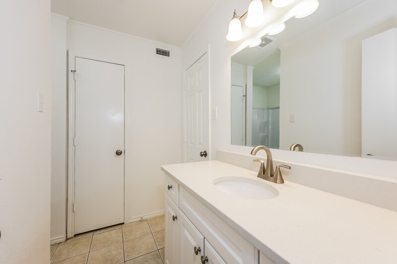 2,340/Mo, 3905 Sunday Hill Dr Arlington, TX 76016 Main Bathroom View