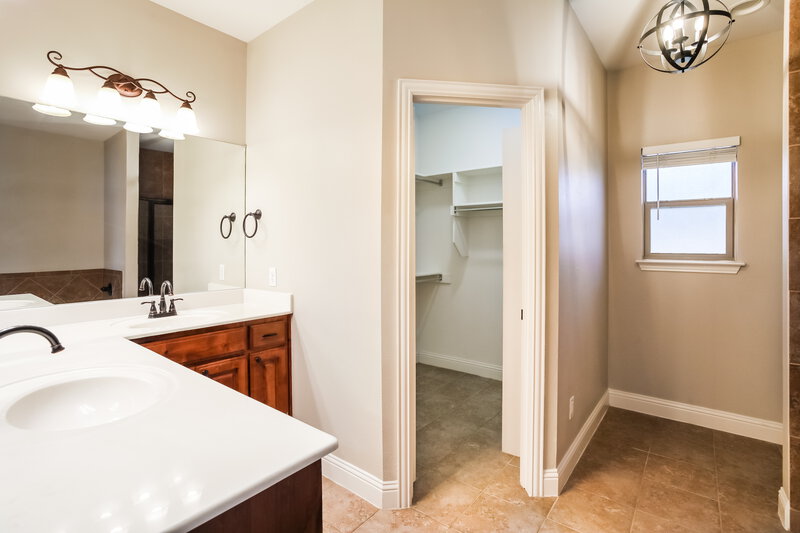 2,115/Mo, 4002 Oakwood Cir Aubrey, TX 76227 Main Bathroom View