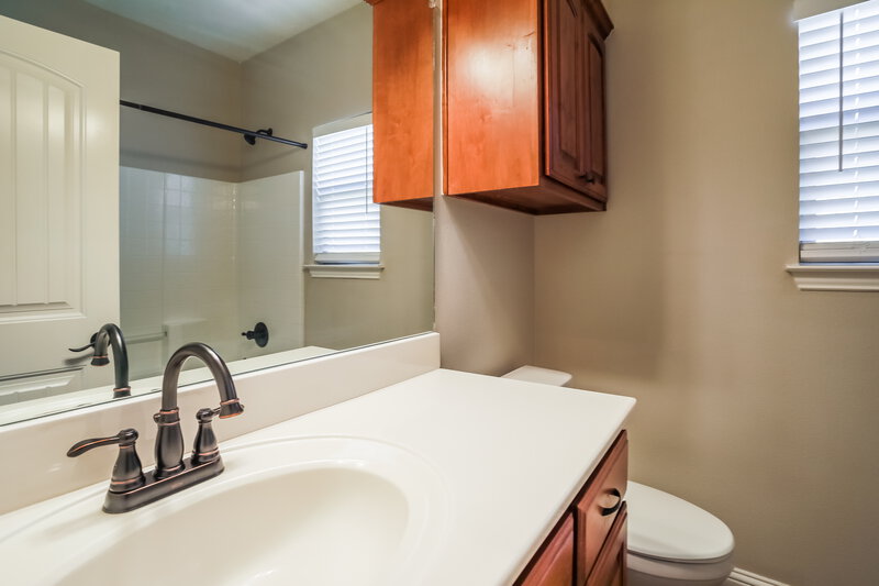 2,115/Mo, 4002 Oakwood Cir Aubrey, TX 76227 Bathroom View