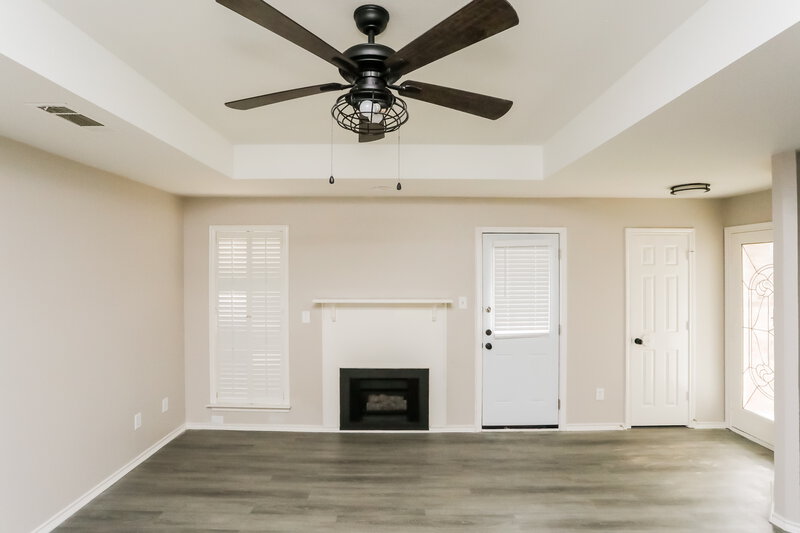 2,370/Mo, 215 Streamside Dr Desoto, TX 75115 Living Room View 2
