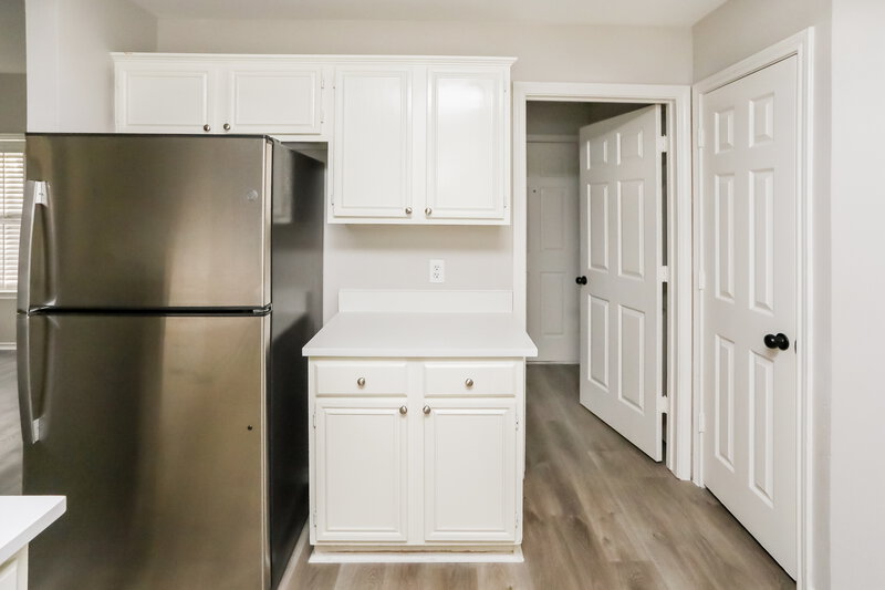 2,370/Mo, 215 Streamside Dr Desoto, TX 75115 Kitchen View 3