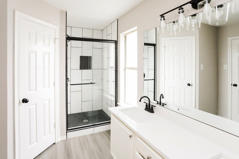 2,370/Mo, 215 Streamside Dr Desoto, TX 75115 Main Bathroom View 2