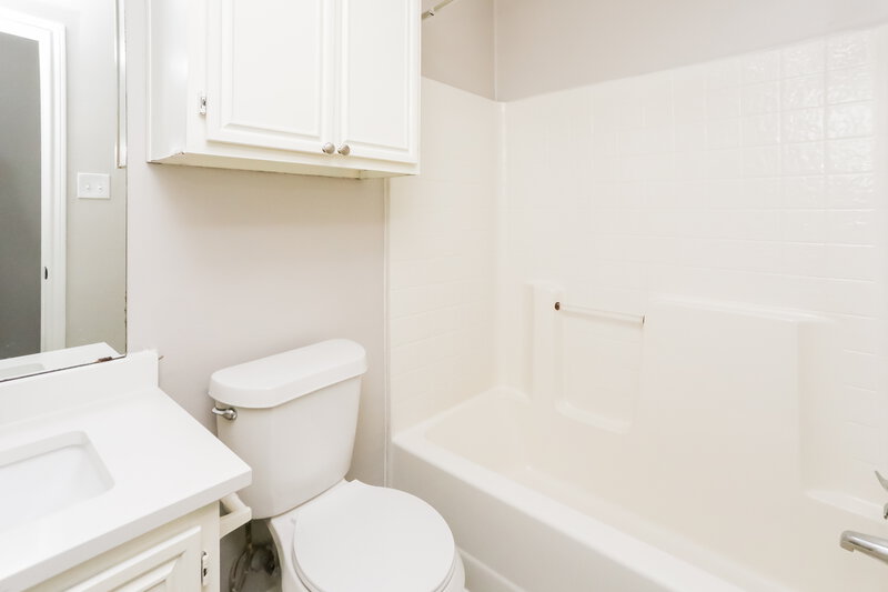 2,370/Mo, 215 Streamside Dr Desoto, TX 75115 Bathroom View
