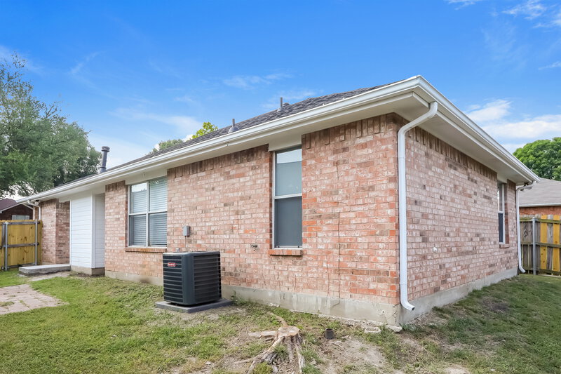 2,370/Mo, 215 Streamside Dr Desoto, TX 75115 Rear View