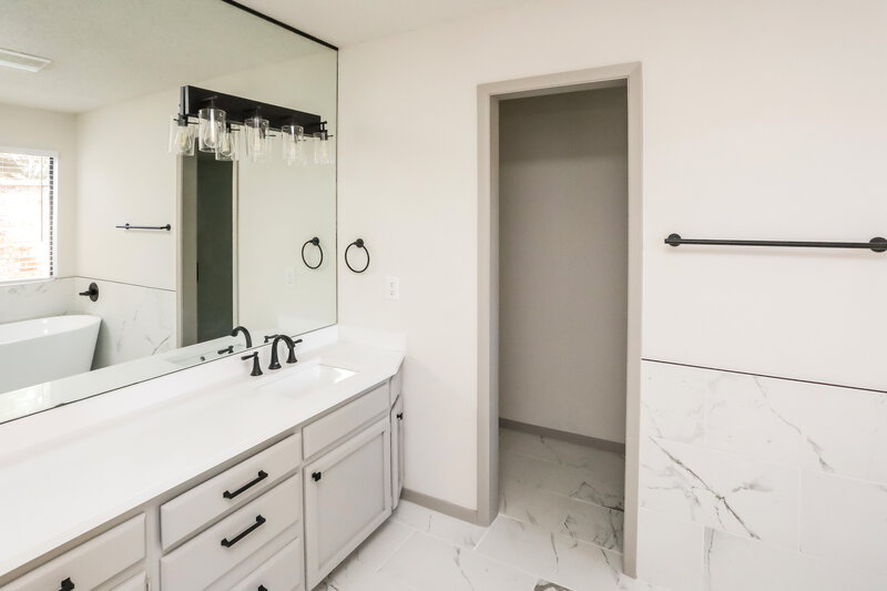 2,605/Mo, 2104 Winter Sunday Way Arlington, TX 76012 Main Bathroom View