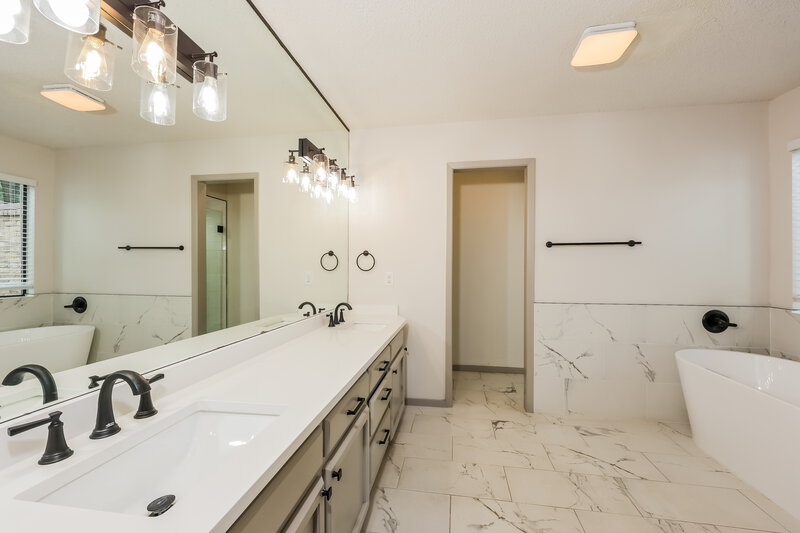 2,435/Mo, 2104 Winter Sunday Way Arlington, TX 76012 Main Bathroom View