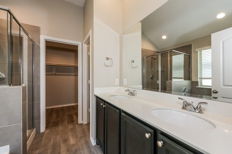 2,100/Mo, 11804 Castleford Way Crowley, TX 76036 Main Bathroom View