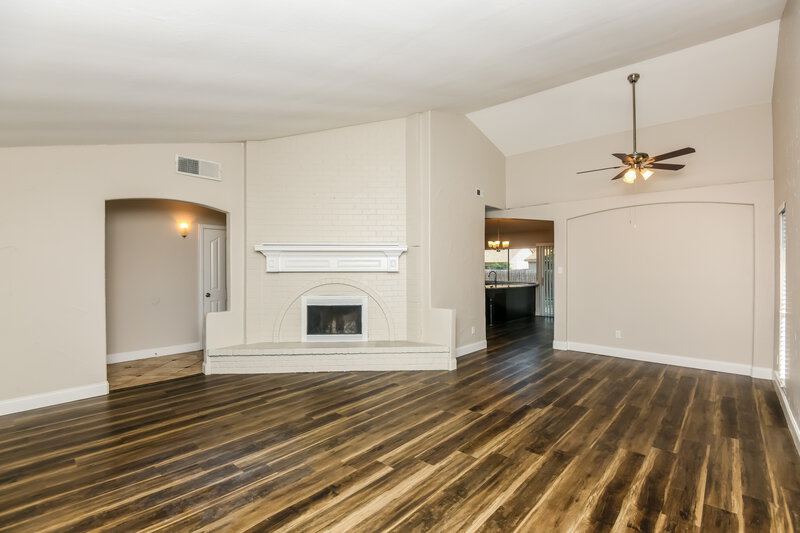 2,305/Mo, 6707 Greenspring Dr Arlington, TX 76016 Living Room View 2