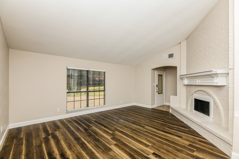 2,305/Mo, 6707 Greenspring Dr Arlington, TX 76016 Living Room View 3