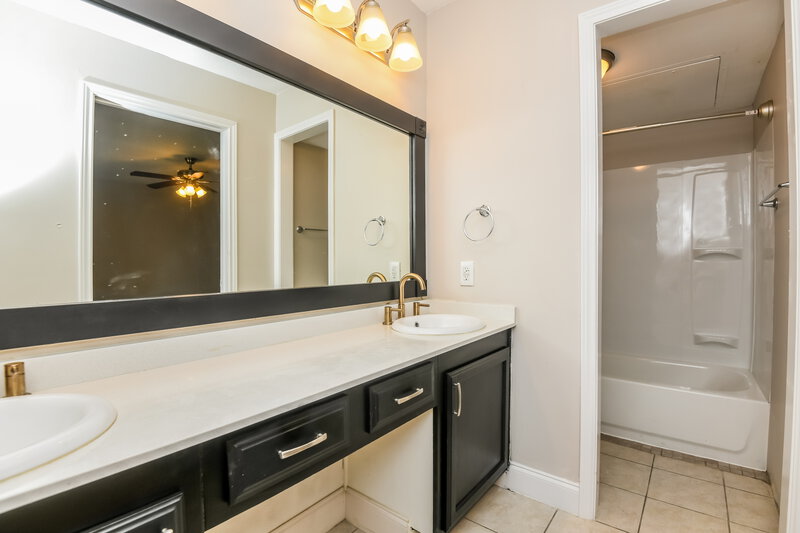 2,305/Mo, 6707 Greenspring Dr Arlington, TX 76016 Main Bathroom View