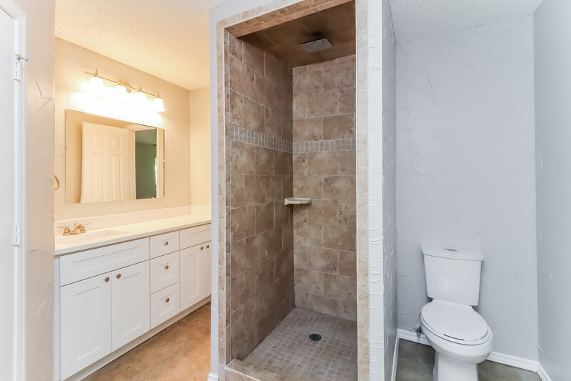 2,390/Mo, 4201 Woodhill Dr # A1 Arlington, TX 76016 Main Bathroom View