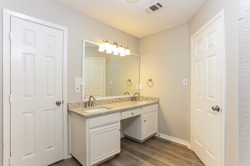 2,290/Mo, 6507 Stetter Dr Arlington, TX 76001 Main Bathroom View