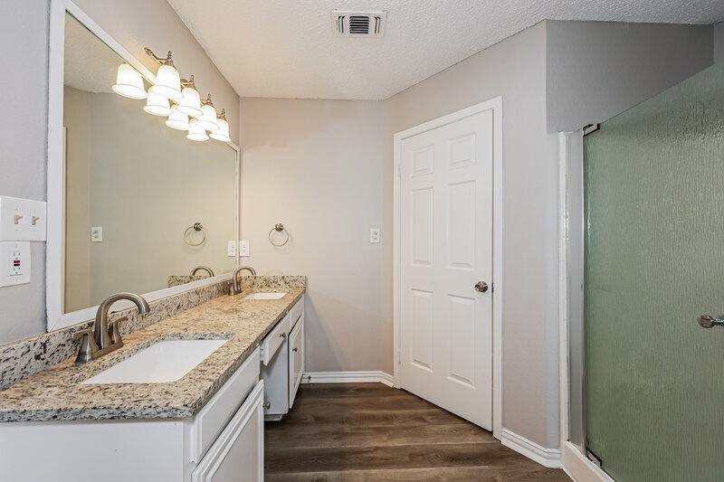 2,350/Mo, 6507 Stetter Dr Arlington, TX 76001 Main Bathroom View