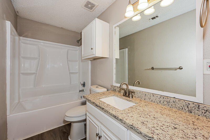 2,350/Mo, 6507 Stetter Dr Arlington, TX 76001 Bathroom View