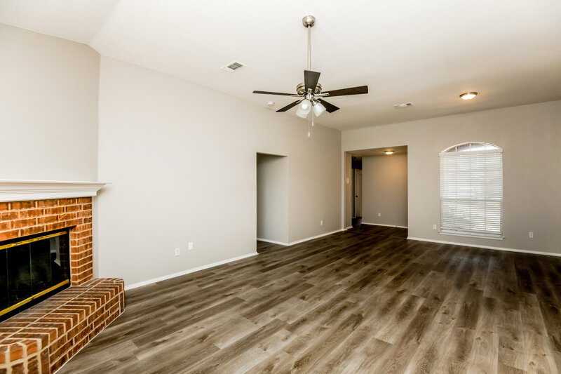 2,300/Mo, 7107 Harris Meadows Dr Arlington, TX 76002 Living Room View