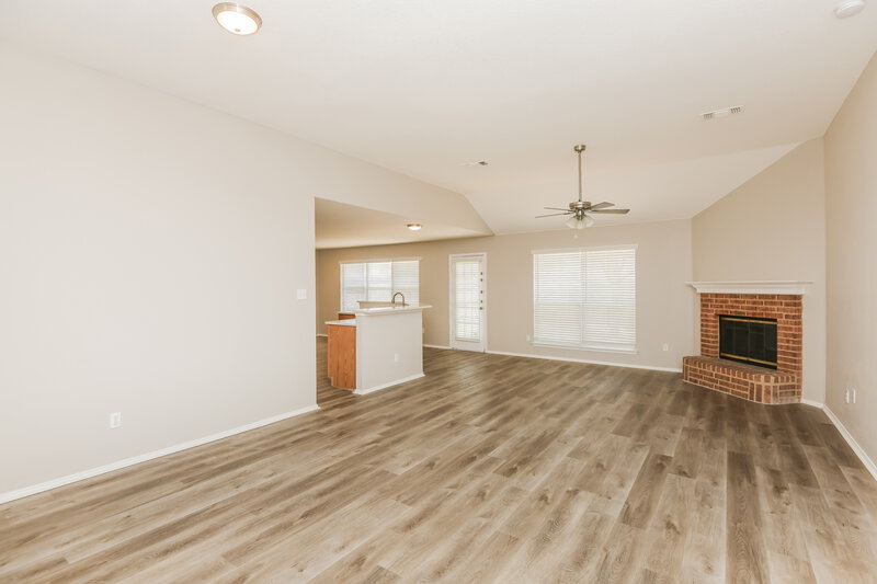 2,300/Mo, 7107 Harris Meadows Dr Arlington, TX 76002 Living Room View 2