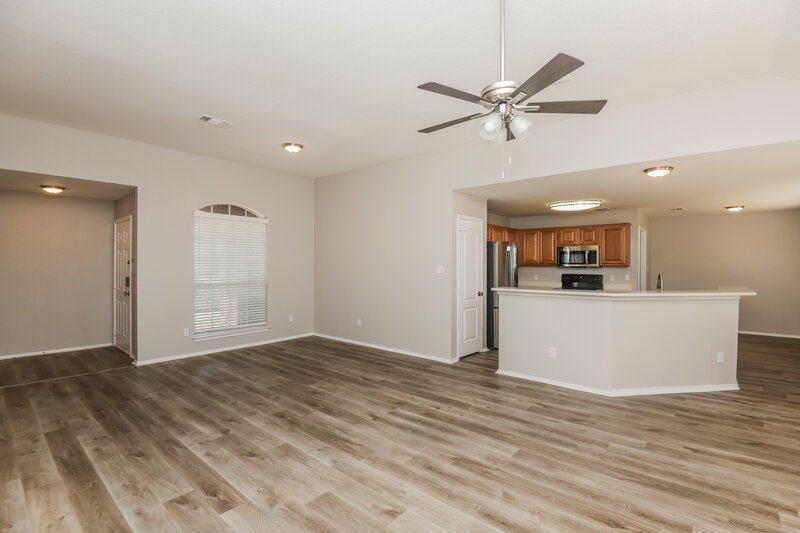 2,300/Mo, 7107 Harris Meadows Dr Arlington, TX 76002 Living Room View 3