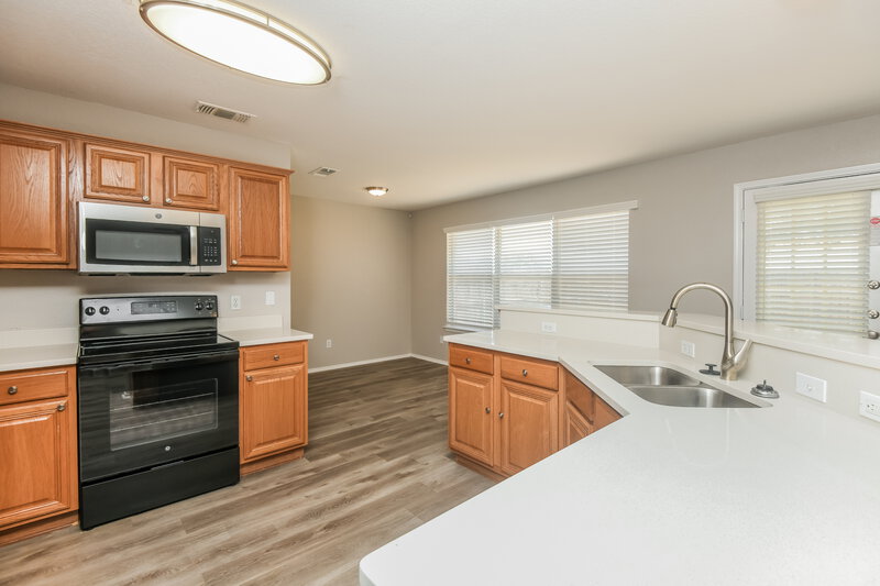 2,300/Mo, 7107 Harris Meadows Dr Arlington, TX 76002 Kitchen View 2