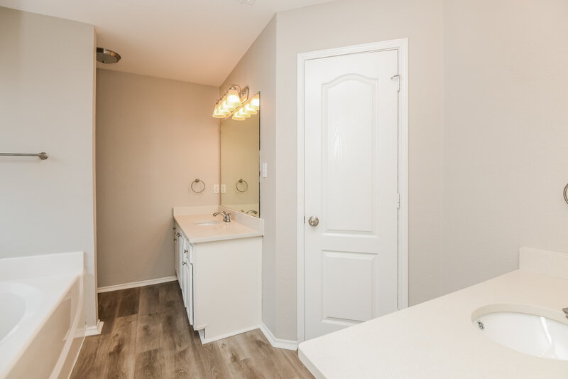 2,300/Mo, 7107 Harris Meadows Dr Arlington, TX 76002 Main Bathroom View