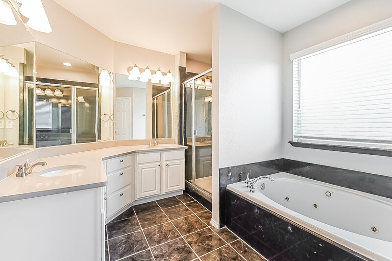 2,575/Mo, 131 Annette St Lancaster, TX 75146 Main Bathroom View