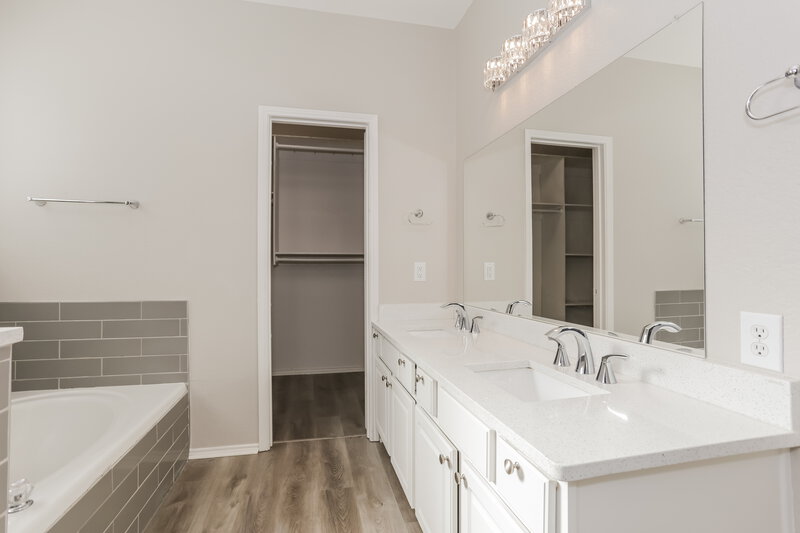 2,630/Mo, 12521 Viewpoint Ln Burleson, TX 76028 Main Bathroom View