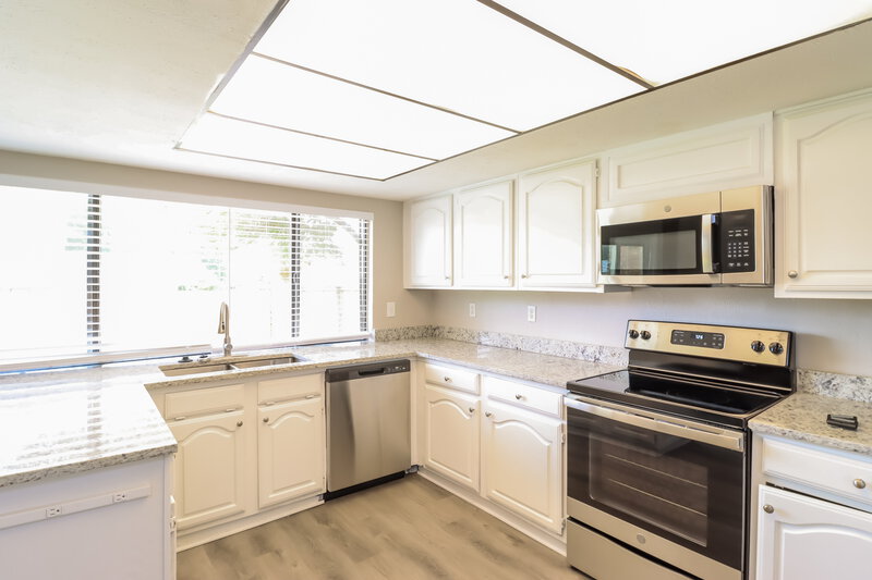 2,300/Mo, 7808 Bermejo Rd Fort Worth, TX 76112 Kitchen View