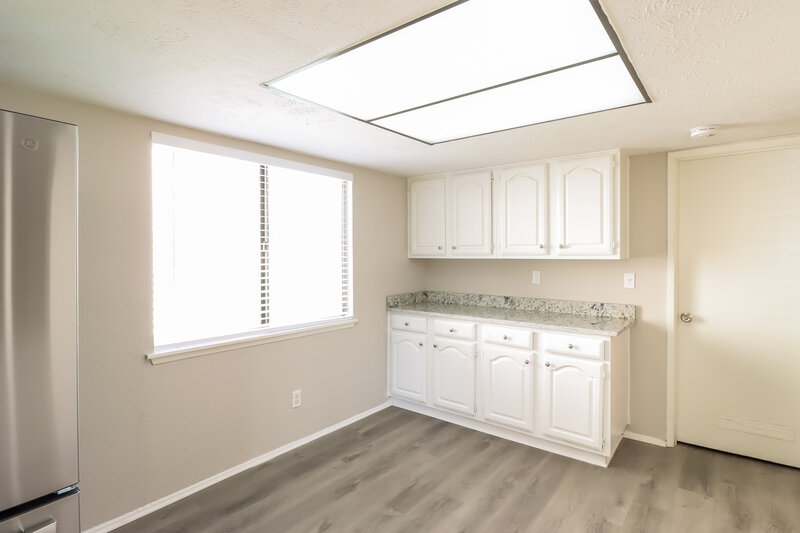 2,300/Mo, 7808 Bermejo Rd Fort Worth, TX 76112 Kitchen View 2