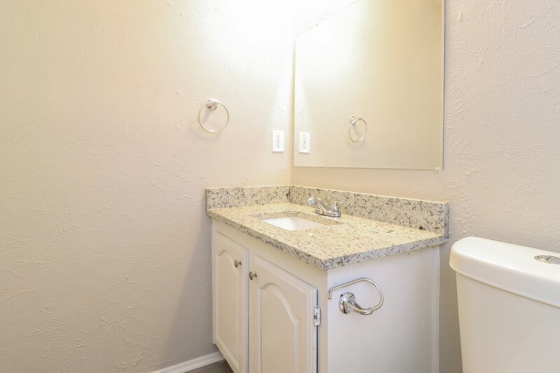 2,300/Mo, 7808 Bermejo Rd Fort Worth, TX 76112 Main Bathroom View