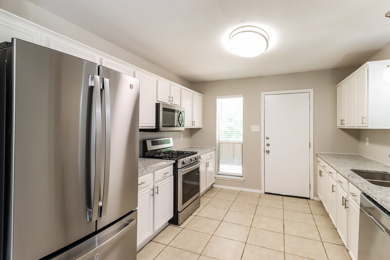 2,270/Mo, 704 Mimosa Trl Cedar Hill, TX 75104 Kitchen View 2