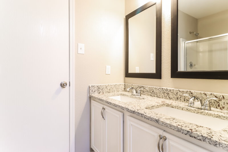 2,270/Mo, 704 Mimosa Trl Cedar Hill, TX 75104 Main Bathroom View