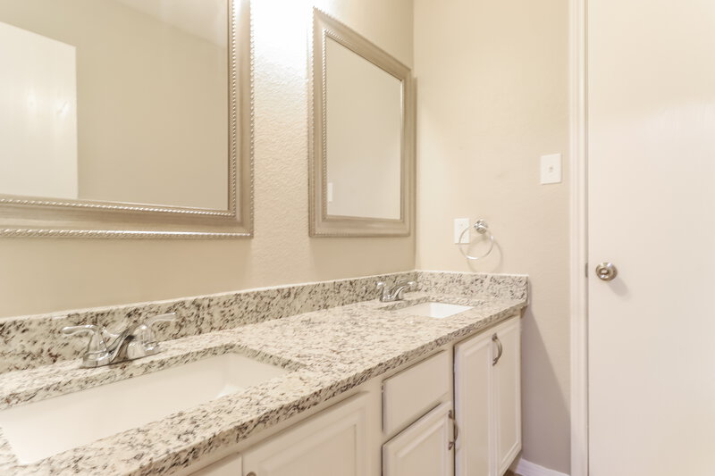2,270/Mo, 704 Mimosa Trl Cedar Hill, TX 75104 Main Bathroom View 2