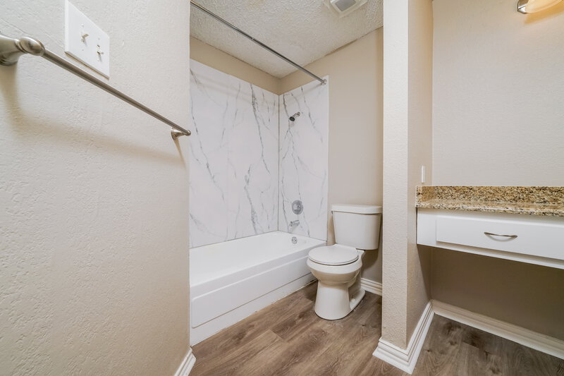 1,975/Mo, 1115 Hemlock Ct Desoto, TX 75115 Main Bathroom View