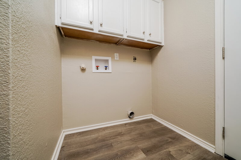 1,975/Mo, 1115 Hemlock Ct Desoto, TX 75115 Laundry Room View