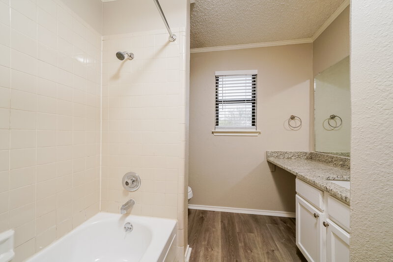 1,975/Mo, 1115 Hemlock Ct Desoto, TX 75115 Bathroom View 2