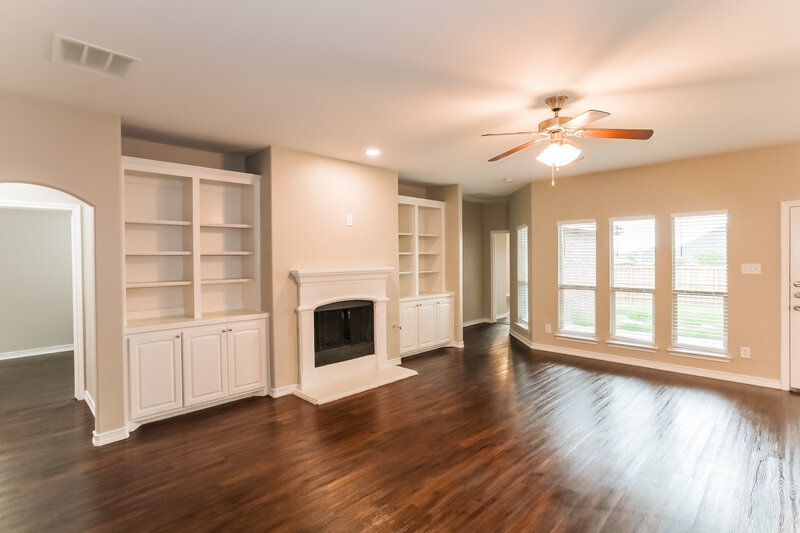 2,480/Mo, 1612 Woodlawn Ave Royse City, TX 75189 Living Room View 2