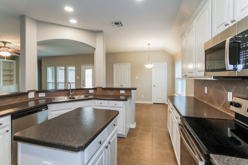 2,480/Mo, 1612 Woodlawn Ave Royse City, TX 75189 Kitchen View 2