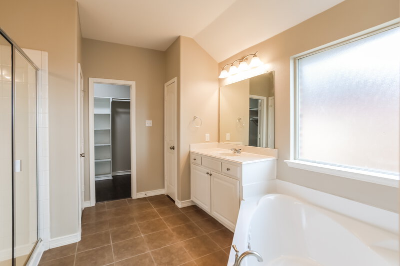2,480/Mo, 1612 Woodlawn Ave Royse City, TX 75189 Main Bathroom View