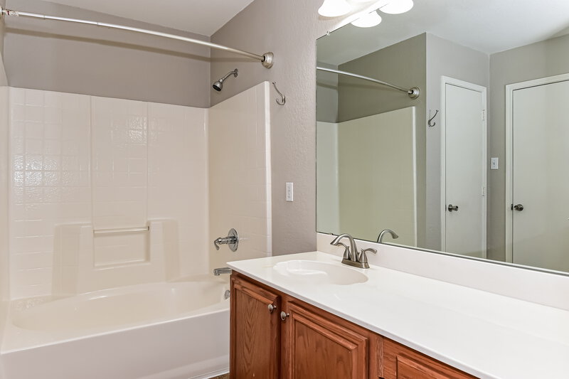 1,980/Mo, 1520 Audrey Dr Royse City, TX 75189 Main Bathroom View