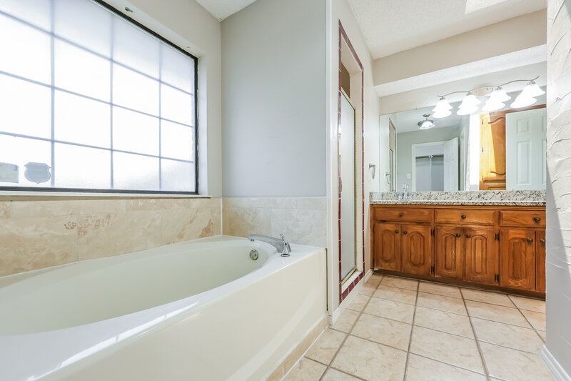 2,340/Mo, 1200 Lake Grove Ln Desoto, TX 75115 Main Bathroom View