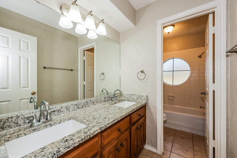 2,340/Mo, 1200 Lake Grove Ln Desoto, TX 75115 Bathroom View
